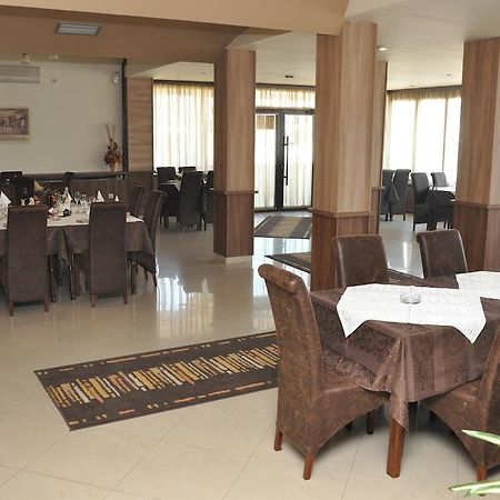 Hotel Extra Lion Md Ni Restoran fotoğraf