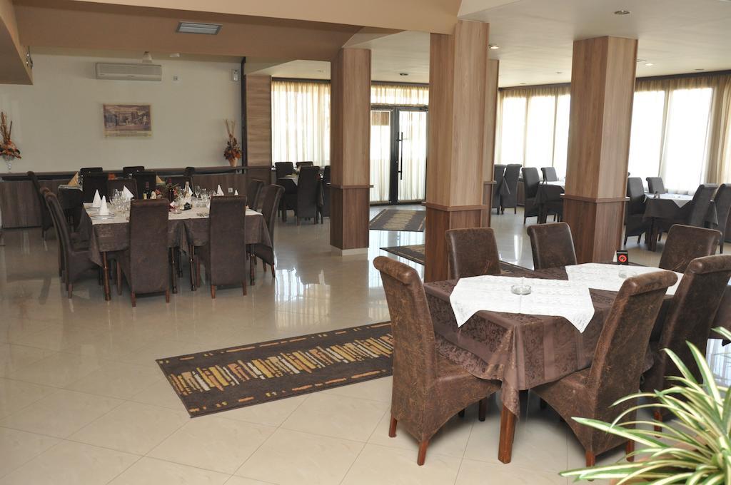 Hotel Extra Lion Md Ni Restoran fotoğraf