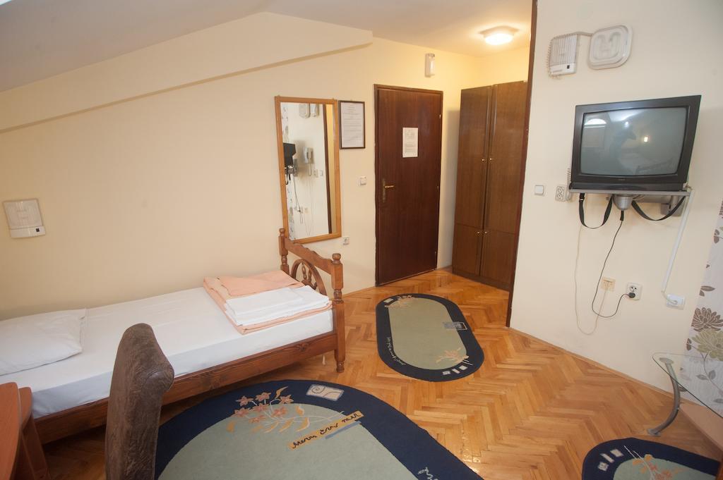 Hotel Extra Lion Md Ni Dış mekan fotoğraf